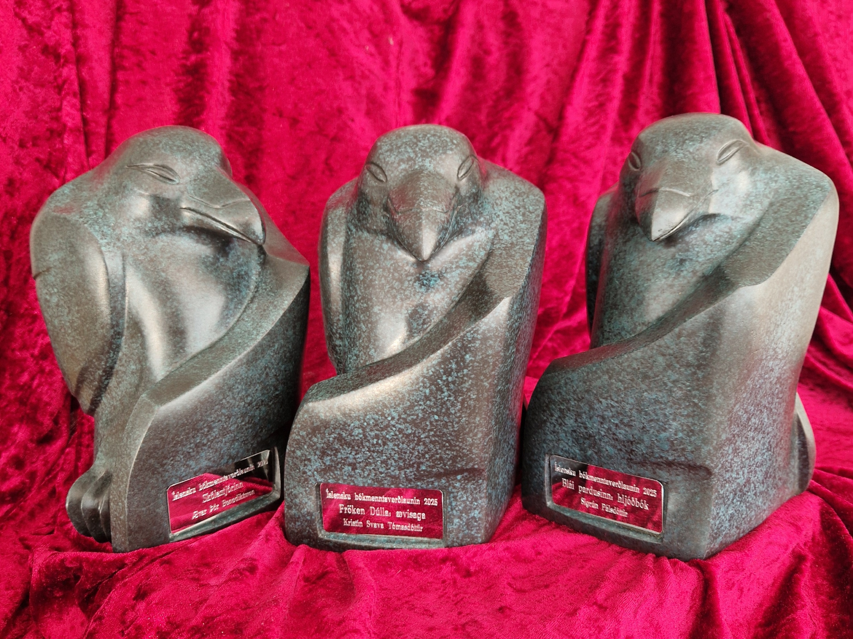 Blængur verðlaunagripir Íslensku bókmenntaverðlaunanna 2025