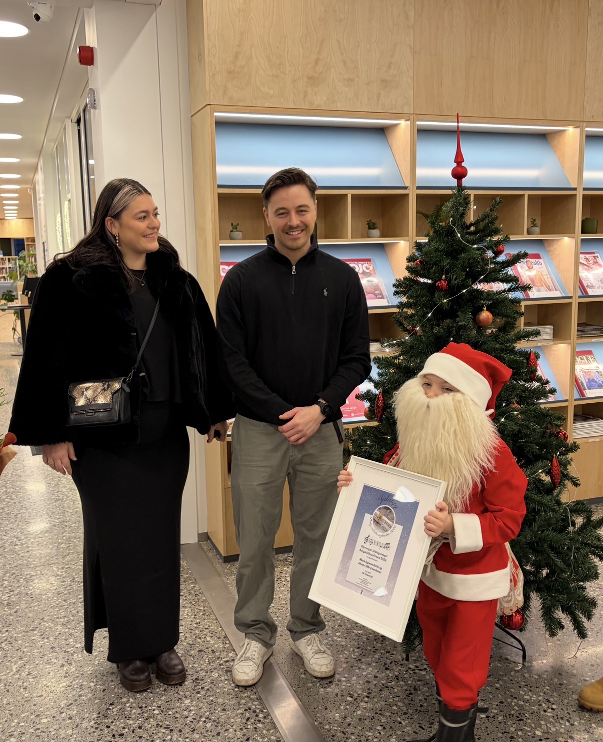 Stúfur kom og afhenti Maríu og Jóhanni Víði viðurkenningu