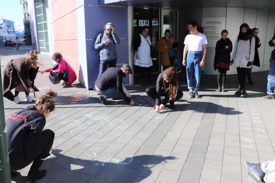 Hópur fólks krítar á gangstétt í Inclusive Public Spaces