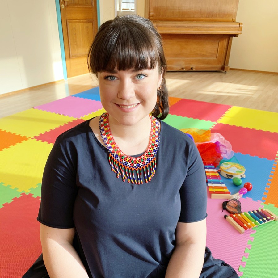 Sigrún Harðardóttir tónlistarkennari, litrík motta í bakgrunni
