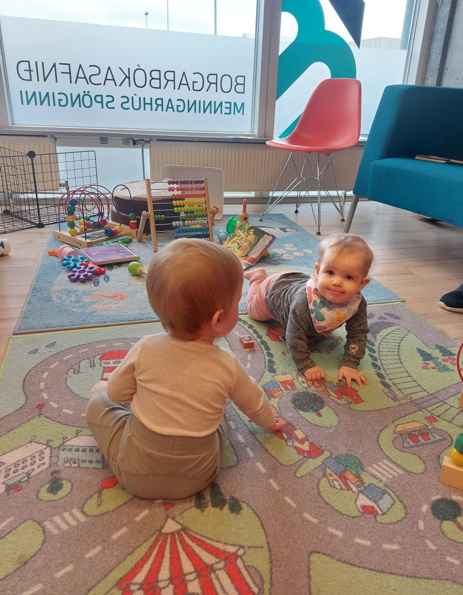 Kríli að leika á bókasafninu í Spönginni