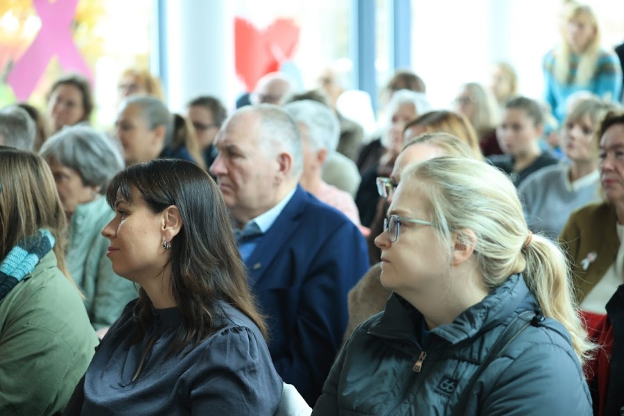 Áhorfendur á leiksýningunni Móðir, kona, meyja á Amtsbókasafninu á Akureyri Áhorfendur á leiksýningunni Móðir, kona, meyja á Amtsbókasafninu á Akureyri