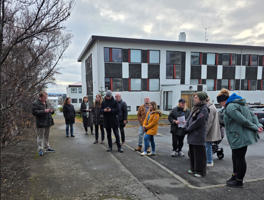 Stopp í bókmenntagöngu við fjölbýlishús. Upplestur. 