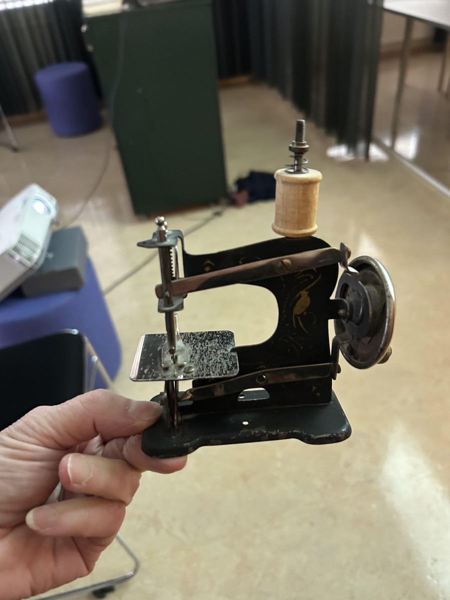 Einn gesta mætti með þessa litlu saumavél sem var í eigu móður hennar. Saumavélina fékk hún að gjöf í æsku og svo vildi til að hún gerðist saumakona seinna á ævinni. Við veltum því fyrir okkur hvort þessi litla vél hafi einmitt ýtt henni í þá átt.   Einn gesta mætti með þessa litlu saumavél sem var í eigu móður hennar. Saumavélina fékk hún að gjöf í æsku og svo vildi til að hún gerðist saumakona seinna á ævinni. Við veltum því fyrir okkur hvort þessi litla vél hafi einmitt ýtt henni í þá átt.