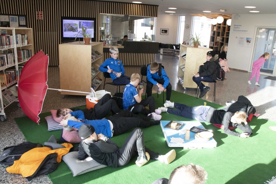 teenagers in the library