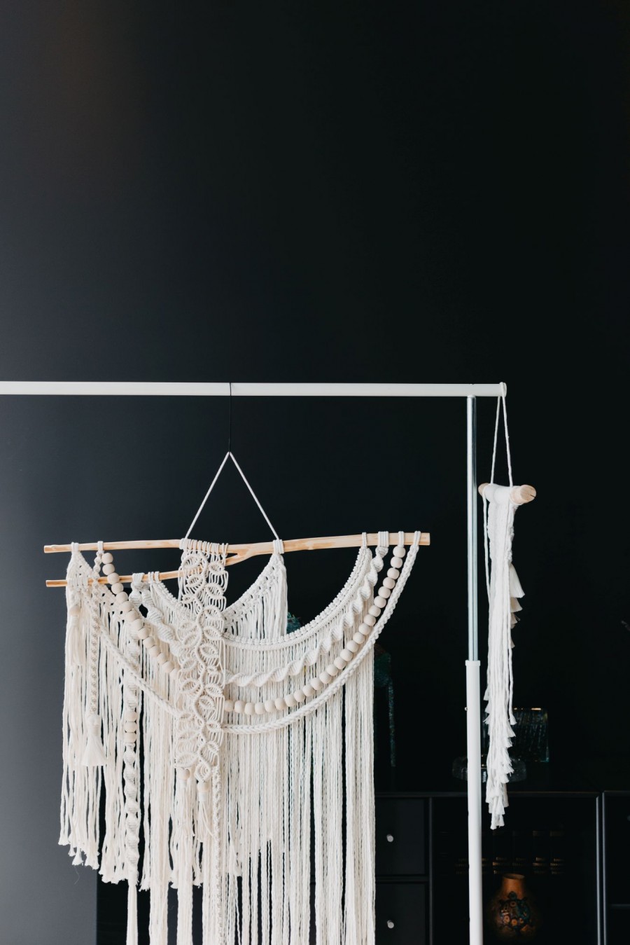 Með macramé má búa til listaverk eða nytjahlut Macramé verk eftir Kötlu Marín Stefánsdóttur