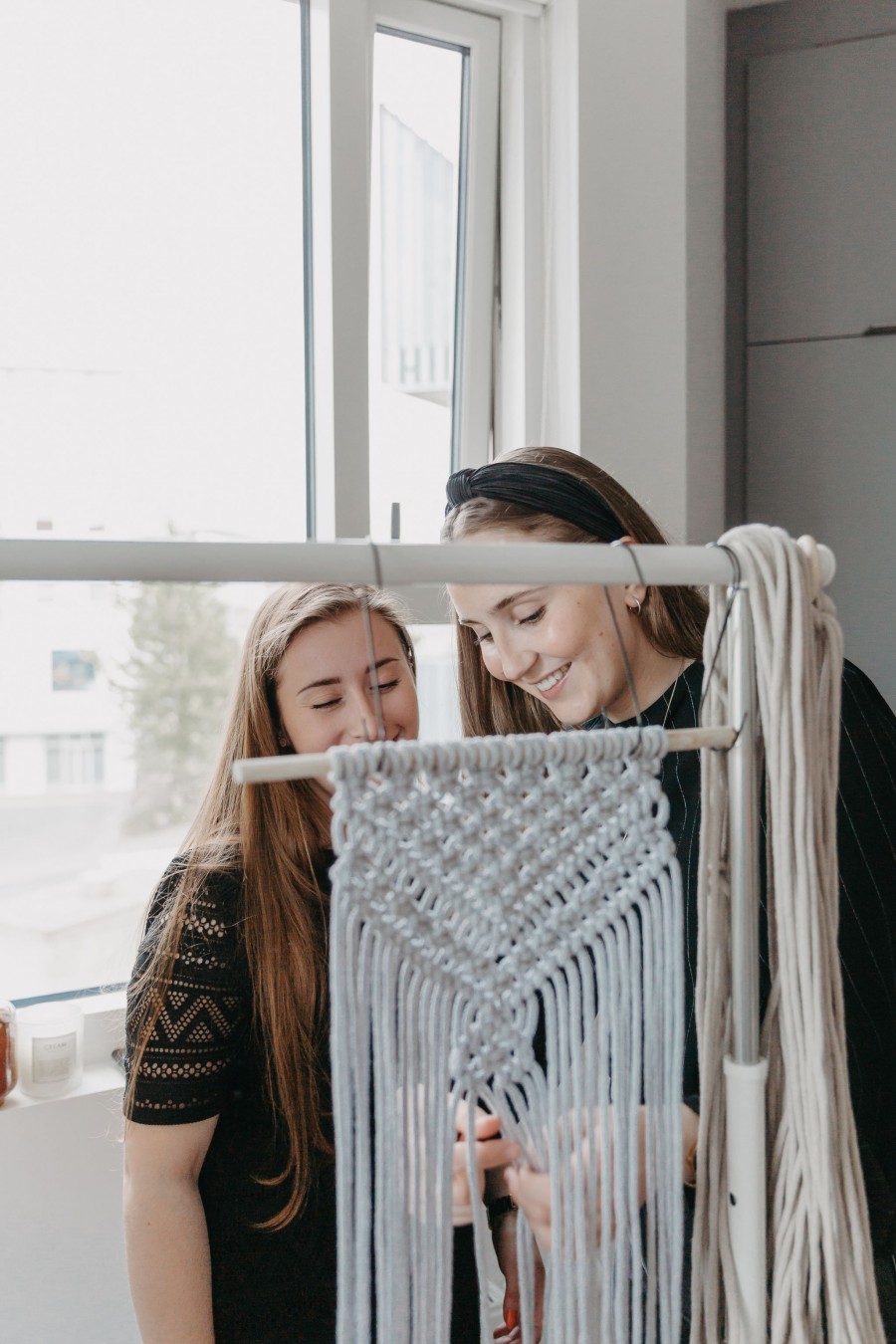 Listaverk og nytjamuni má gera með macramé hnýtingum Macramé kynning í Borgarbókasafni Árbæ
