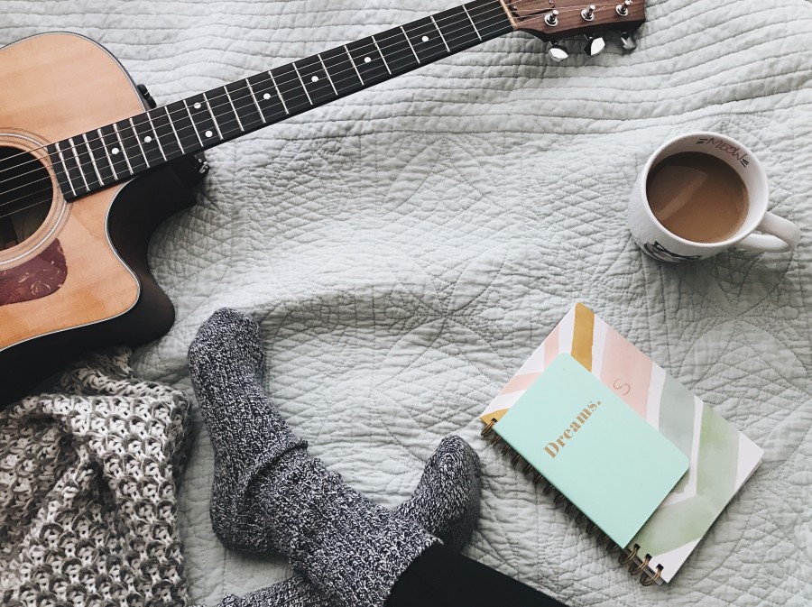 flatlay af gítar, kaffi og dagbók