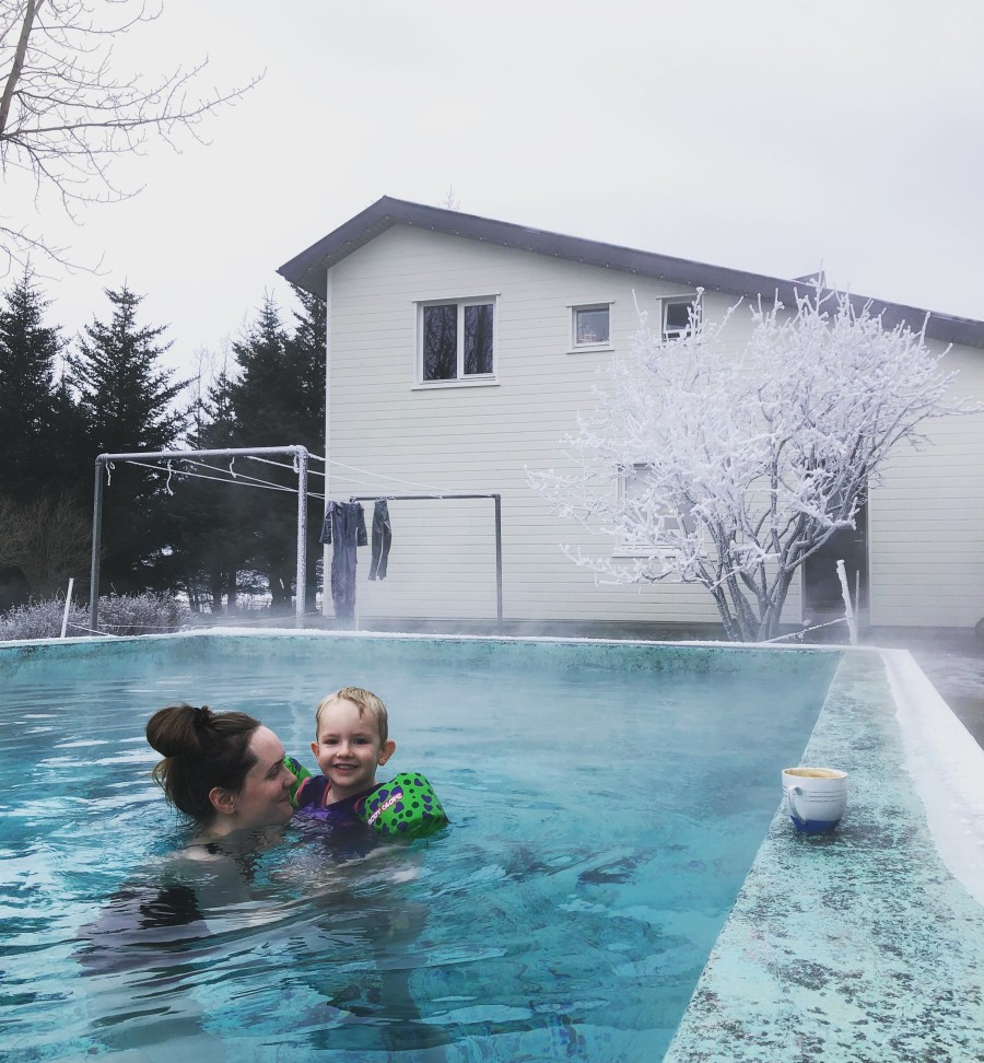 Sundlaugin á Sturlureykjum í Reykholtsdal Kona og barn í sundlaug