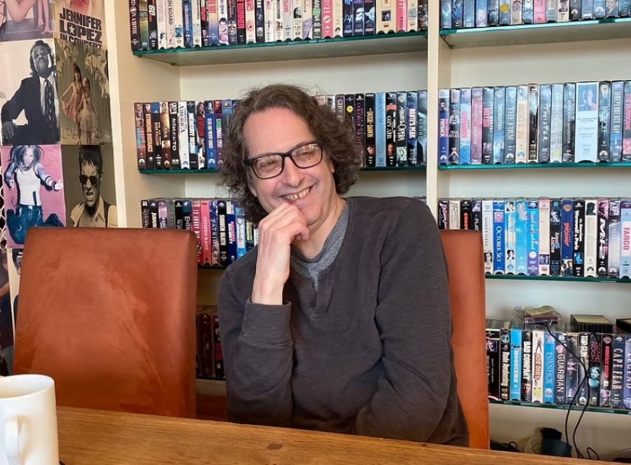 Larry Jaffee mun halda fyrirlestur í Borgarbókasafninu Grófinni.