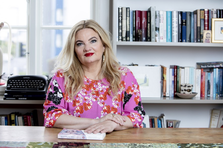 Fyrri skáldsögur Árelíu Eydísar eru Tapað fundið og Sara Bókakaffi | Árelía Eydís Guðmundsdóttir