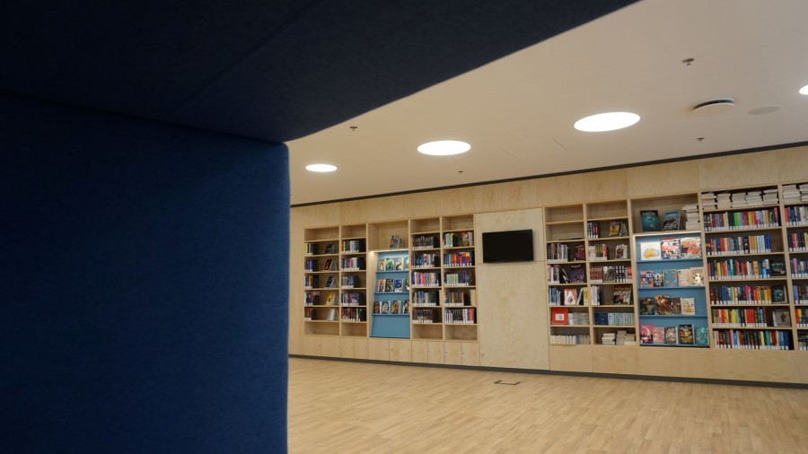 Borgarbókasafnið í Úlfarsárdal Mynd af bókahillu tekin í gegnum lestrarrými