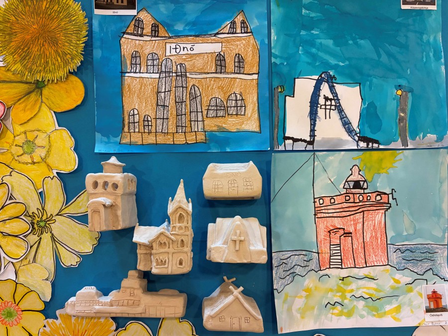 Íslensk hús. Listaverk eftir nemendur Norðlingaskóla