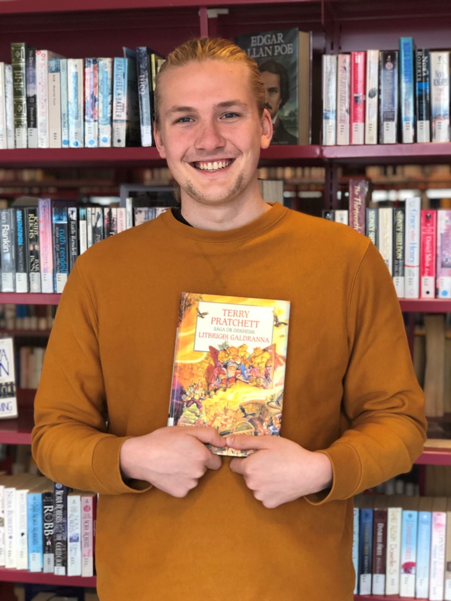 Ari lesandi vikunnar heldur á litbrigði galdranna eftir Terry Pratchet