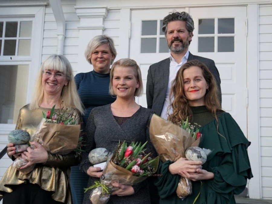 Verðlaunahafar Fjöruverðlaunanna 2020 ásamt borgarstjóra