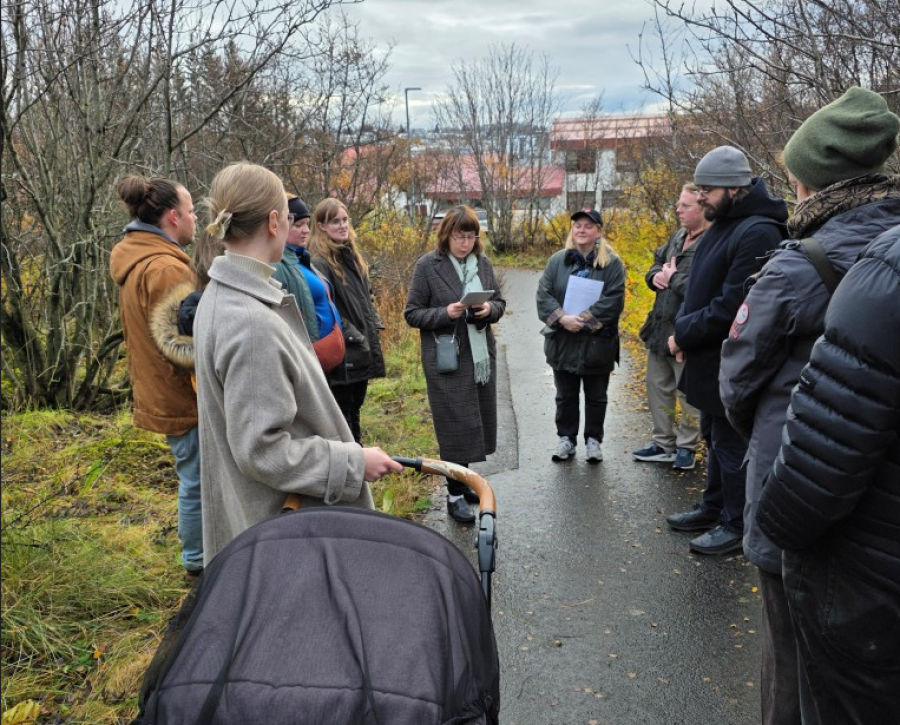Fyrsta gangan var farin 19. október 2025 á kvennaári Bókmenntaganga í tilefni kvennaárs. Hópur fólks stendur í kringum konu sem er að lesa texta. Þau eru á stíg og það eru tré með haustlitum í kringum þau.