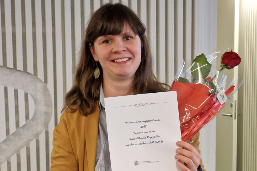 Hildur Björgvinsdóttir tekur við styrk fyrir hönd Borgarbókasafnsins