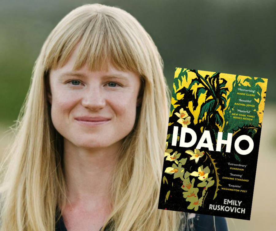 Emily með bók sína Idaho
