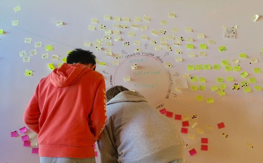 Ungmenni í rýnihópi fyrir aðstöðu unglinga Tvö ungmenni skoða töflu með post-it miðum