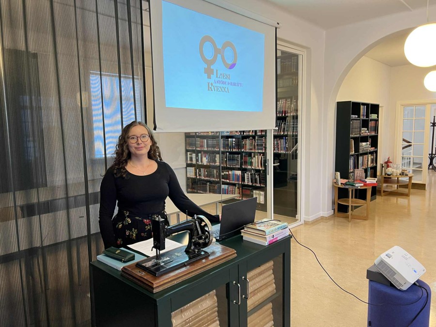 Handsnúin saumavél frá upphafi 20. aldar var fengin að láni frá Byggðasafni Vestfjarða.   Handsnúin saumavél frá upphafi 20. aldar var fengin að láni frá Byggðasafni Vestfjarða.