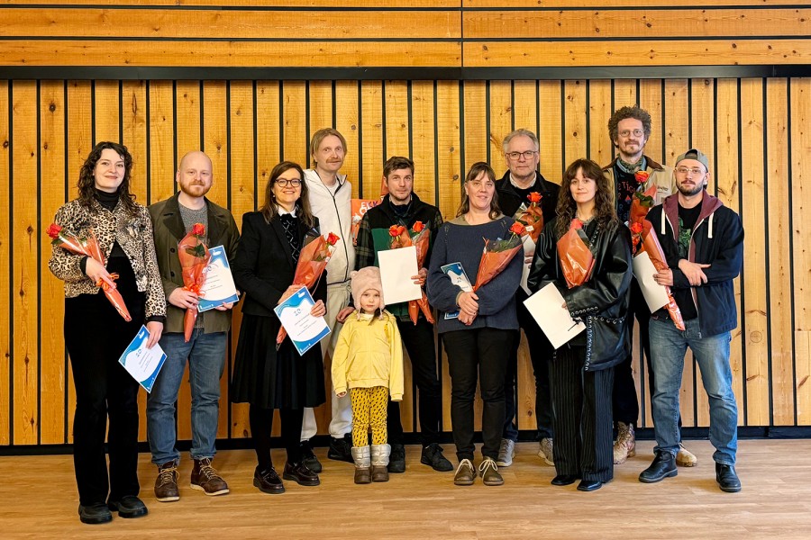 Mynd af verðlaunahöfum: Elín Elísabet Einarsdóttir, myndhöfundar Skólastjórans, Ævar Þór Benediktsson, höfundur Skólastjórans, Æsa Guðrún Bjarnadóttir, ritstjóri bókarinnar Lára fer á hestbak tók á móti viðurkenningunni fyrir hönd Birgittu Haukdal. Hugin Frá vinstri: Elín Elísabet Einarsdóttir, Ævar Þór Benediktsson, Æsa Guðrún Bjarnadóttir, Birgitta Haukdal, Huginn Þór Grétarson, Andri Karel Ásgeirsson, Guðni Kolbeinsson, Sigurgeir Orri Sigurgeirsson, Sigþrúður Gunnarsdóttir, Gunnar Helgason, Elías Rún,