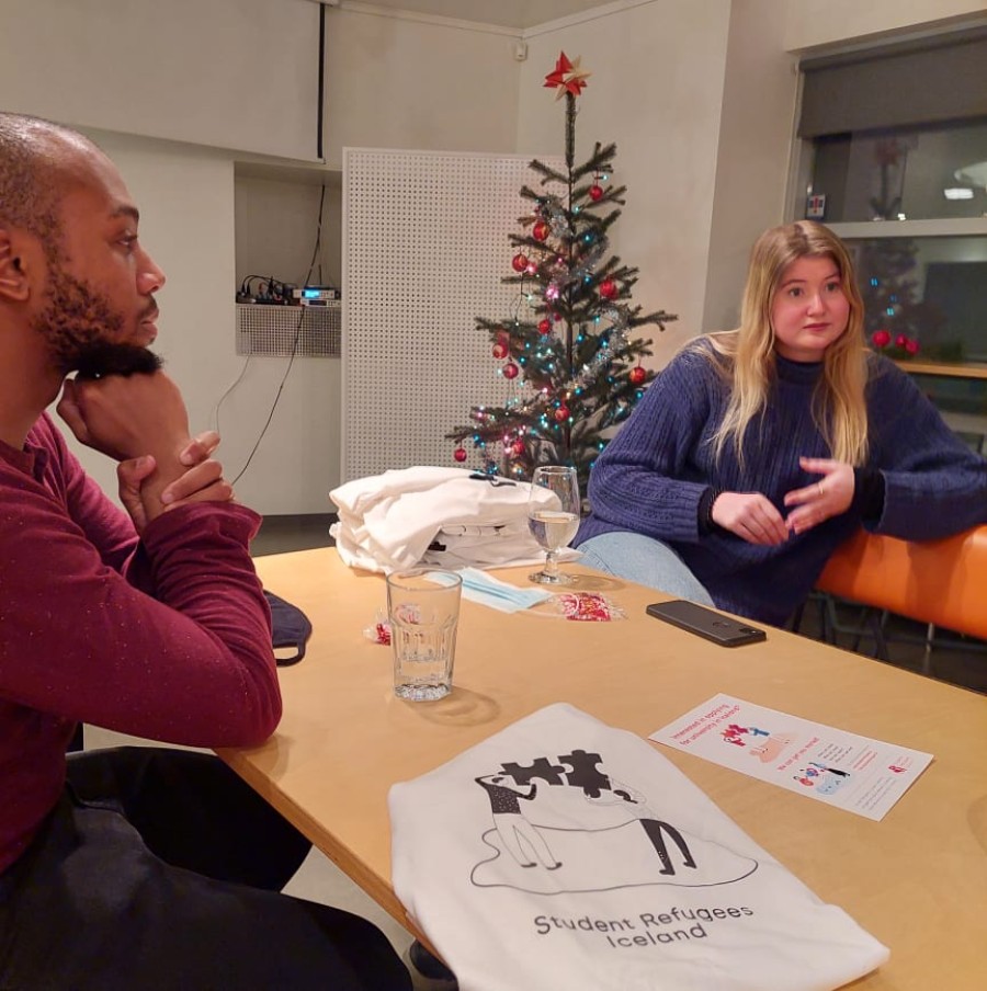 Fólk ræðir saman um Student Refugees Iceland