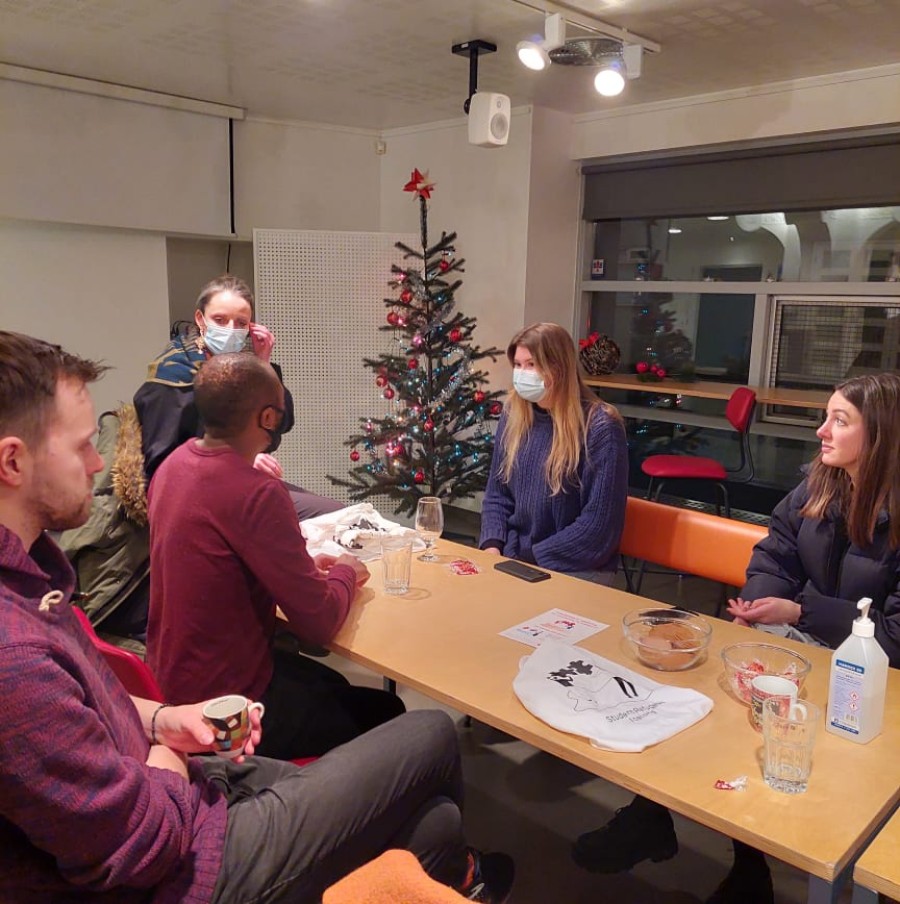 Hópur ræðir saman um Student Refugees Iceland
