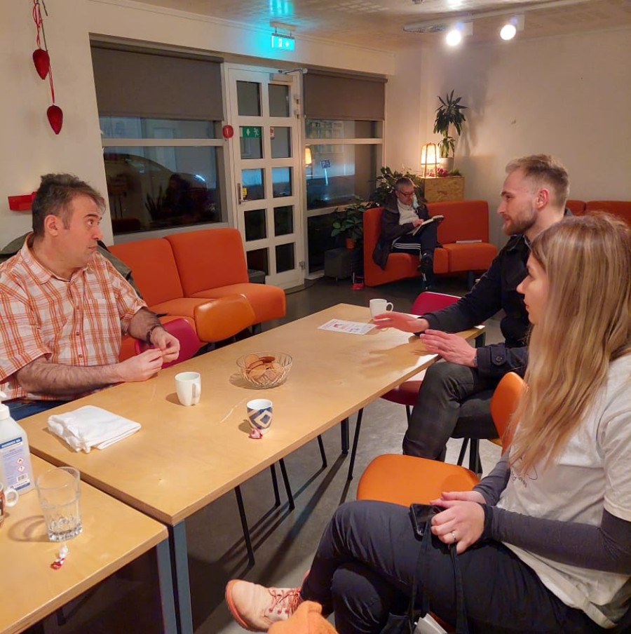Hópur ræðir saman um Student Refugees Iceland