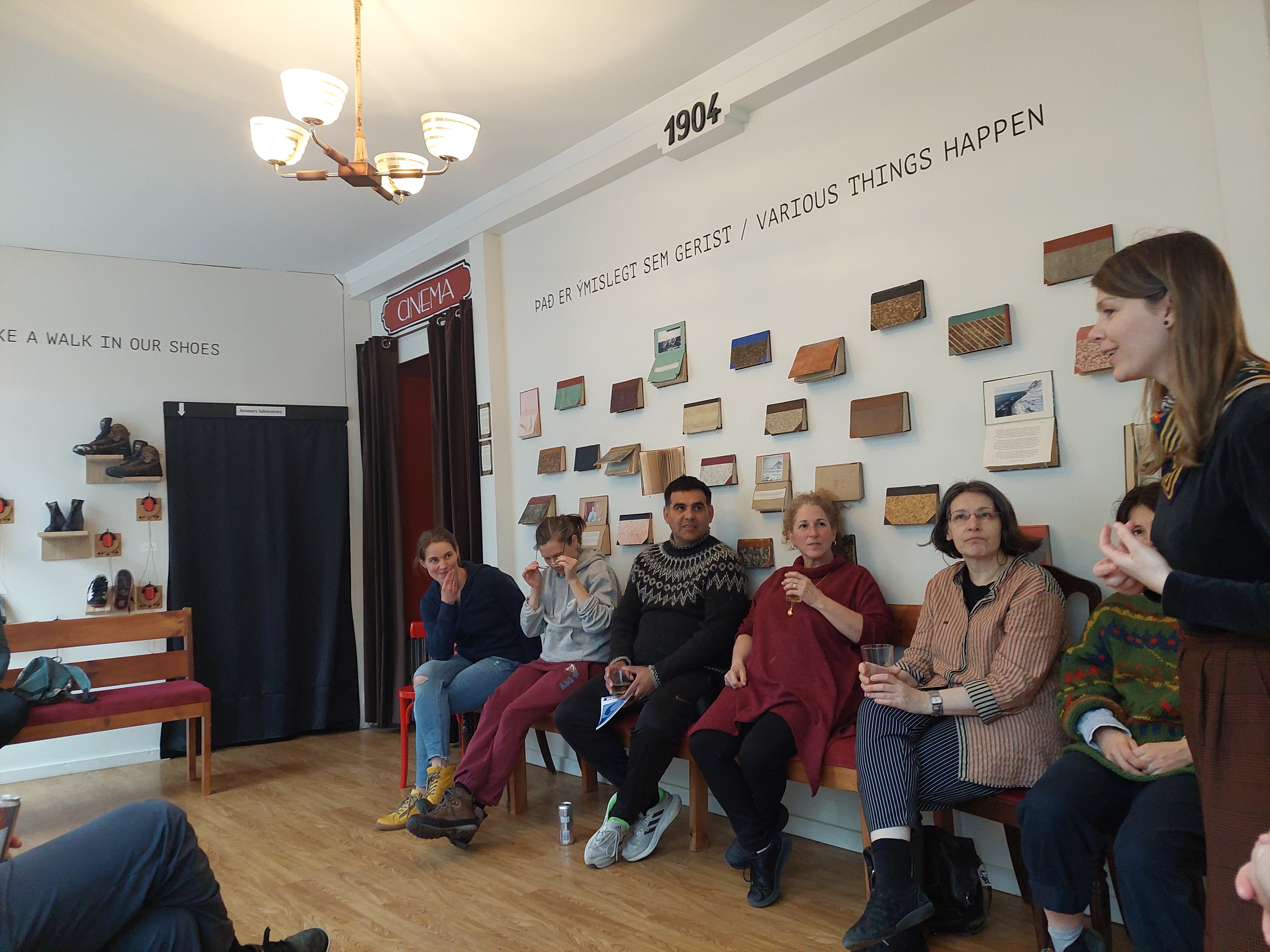 Hópur ræðir saman